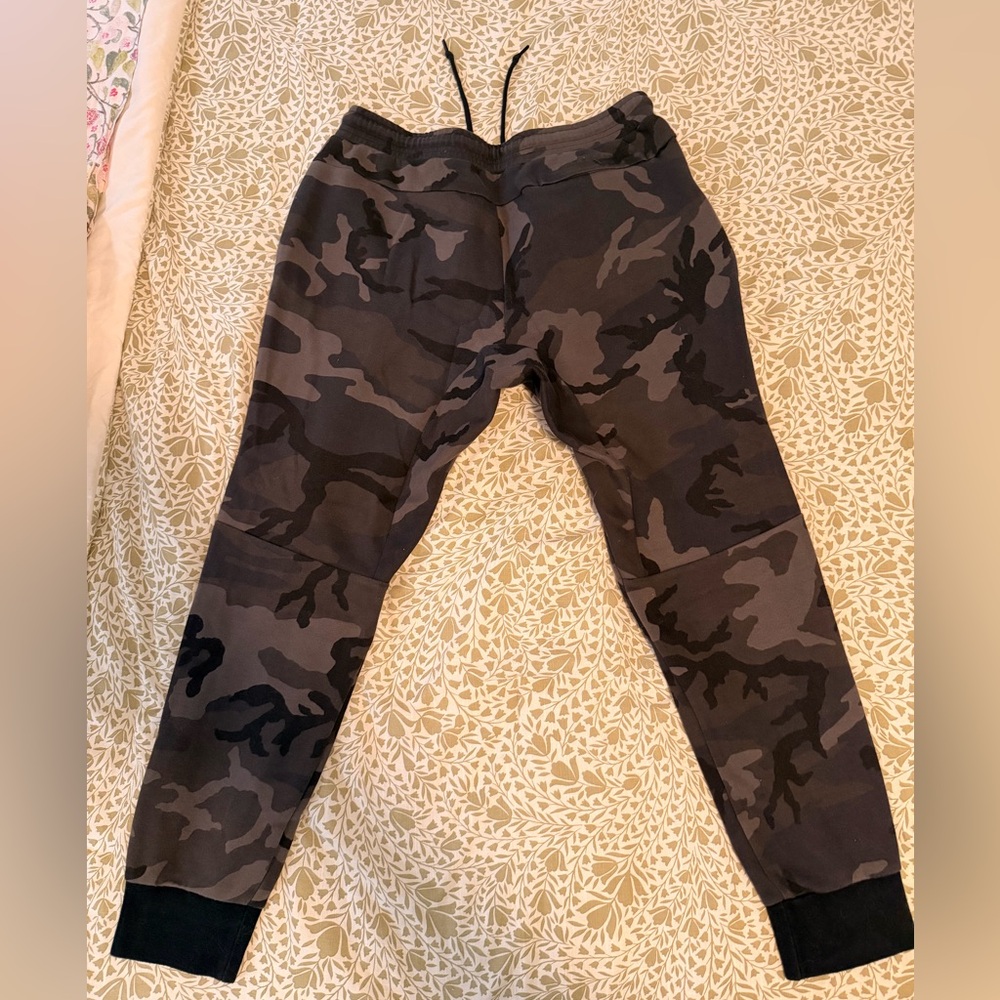 Nike Men's Tech Fleece Black and Gray Camo Joggers